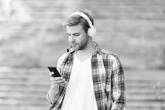 Los auriculares inalámbricos para hombre ocupado utilizan el concepto de comunicación moderna del teléfono inteligente