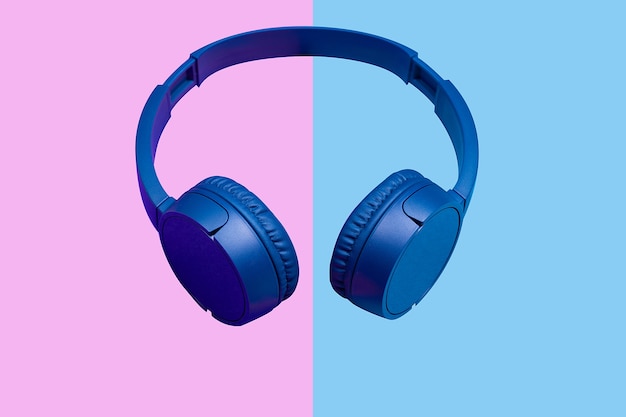 Foto auriculares inalámbricos sobre fondo de colores vivos. estilo minimalista plano. diseño y colores