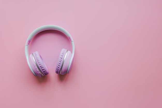 Auriculares inalámbricos sobre fondo rosa