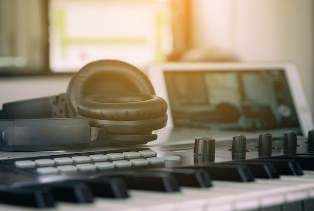 Foto auriculares para la instalación de estudio de música en el hogar