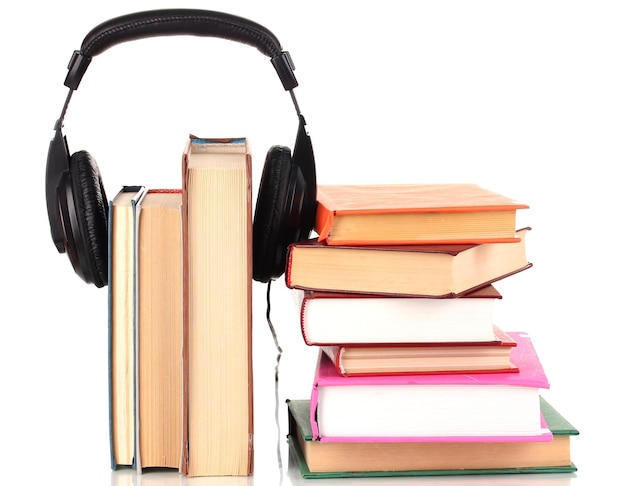 Auriculares en libros aislados en blanco