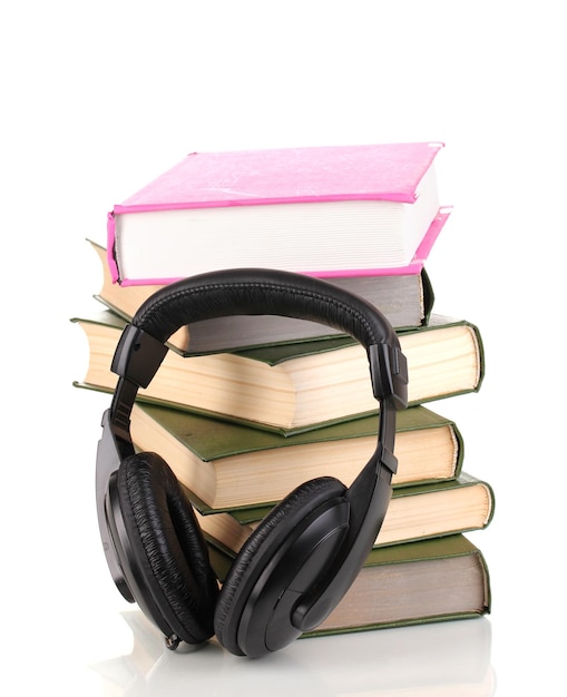 Auriculares en libros aislados en blanco