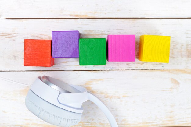 Foto auriculares en mesa de madera