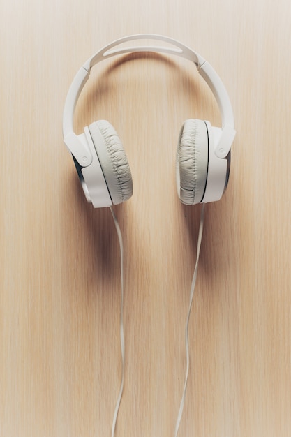 Auriculares en mesa de madera.