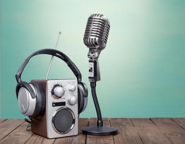 Auriculares y micrófono de estilo retro en el fondo