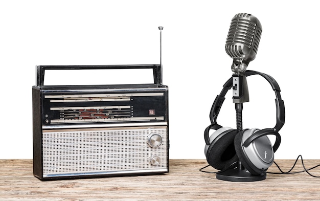 Auriculares y micrófono de estilo retro en el fondo