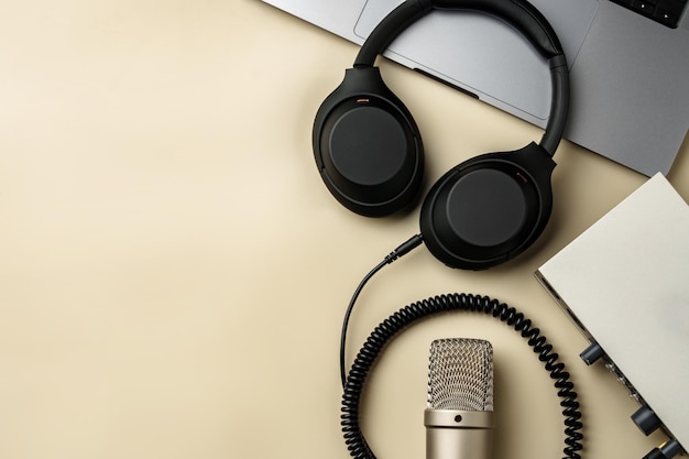 Auriculares y micrófono en la mesa de cerca