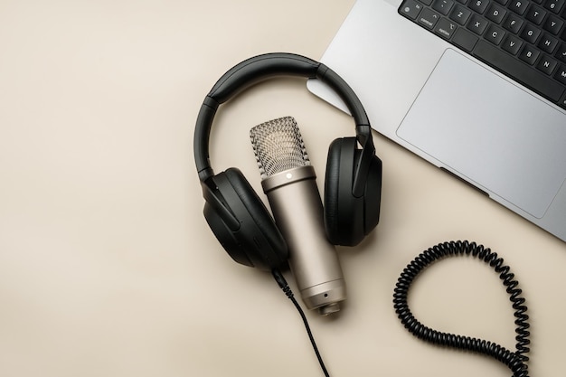 Auriculares y micrófono en la mesa de cerca