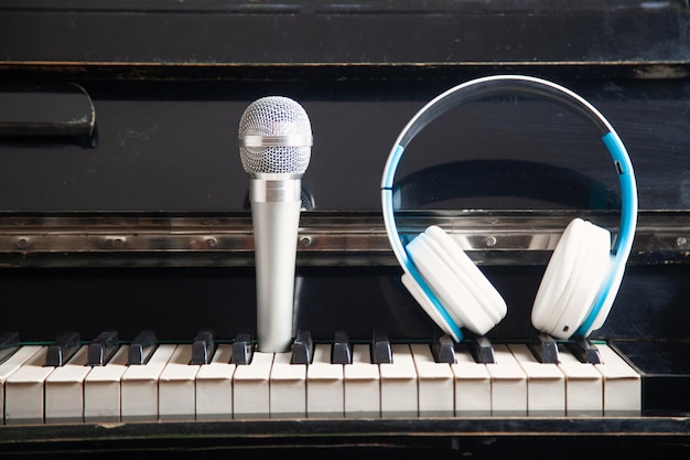 Auriculares con micrófono en el teclado del piano Música