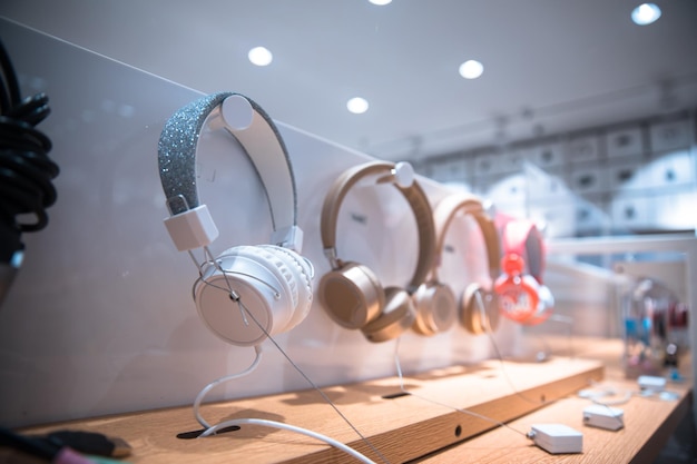 Auriculares modernos en la tienda backgroundxA