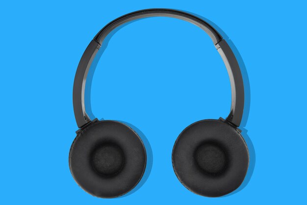 Auriculares para música en fondo blanco.