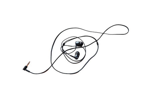 auriculares negros enredados para su teléfono sobre un fondo blanco