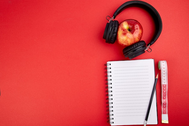 Auriculares negros y manzana