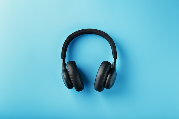 Auriculares negros sobre azul