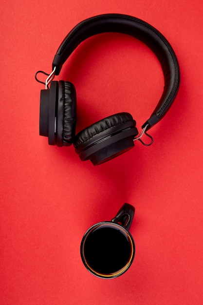 Auriculares negros y taza de café