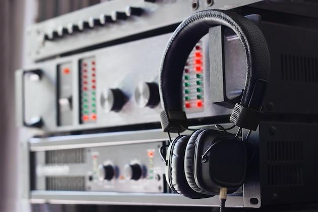 Foto auriculares en el panel de audio de control