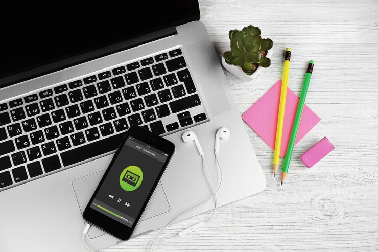 Foto auriculares para portátiles y teléfono móvil en una mesa