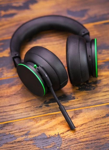 Auriculares profesionales modernos con micrófono para jugadores