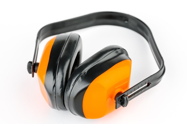 Auriculares protectores naranjas sobre un fondo blanco Accesorio de construcción profesional