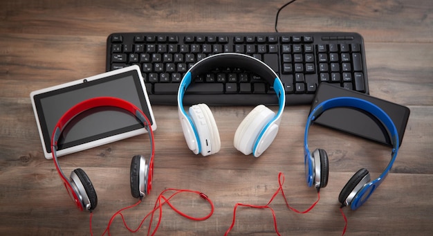 Foto auriculares rojos blancos azules en el fondo de madera