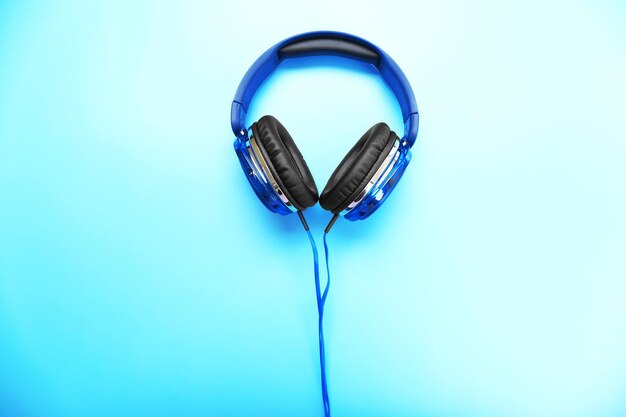 Auriculares sobre fondo azul