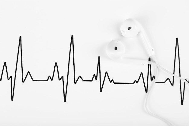 Foto auriculares sobre fondo de cardiograma