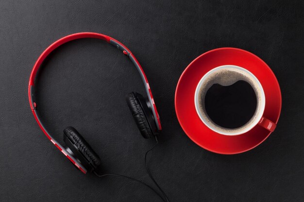 Auriculares y taza de café