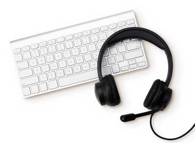 Auriculares en un teclado blanco WEBINAR con trazado de recorte