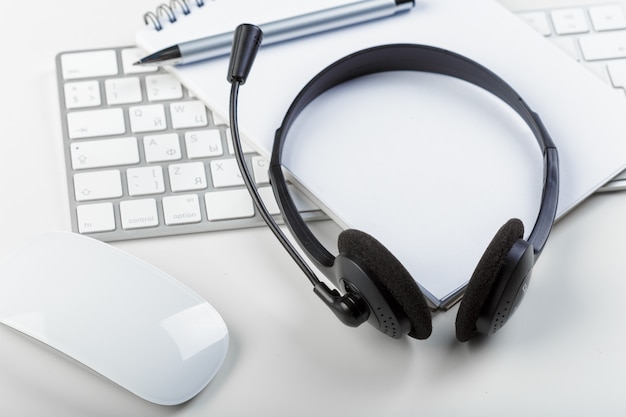 Foto auriculares en el teclado de la computadora portátil