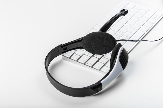 Auriculares en el teclado de la computadora portátil