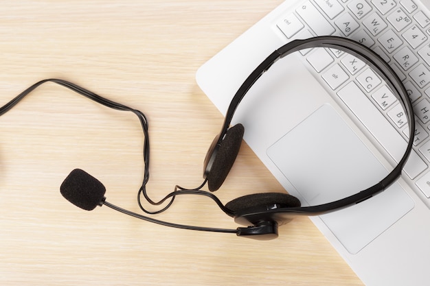 Auriculares en el teclado de la computadora portátil