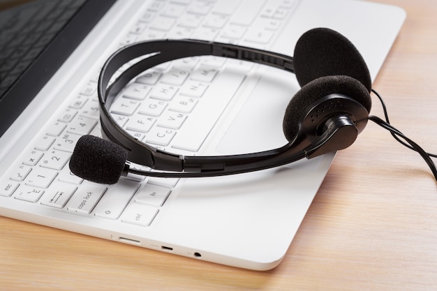 Auriculares en el teclado de la computadora portátil