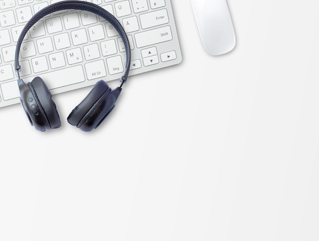 Auriculares y teclado en el escritorio de la oficina