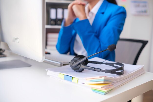 Auriculares y teléfono en call center