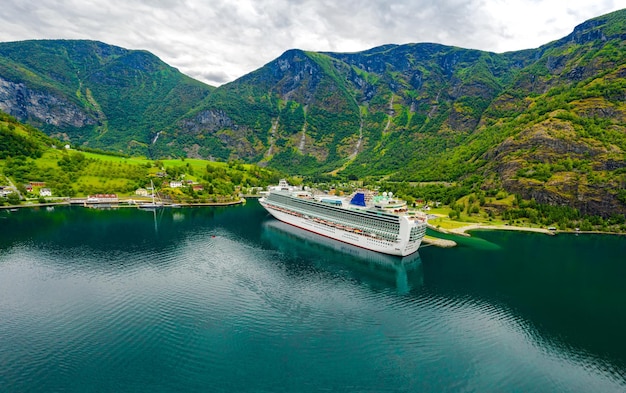 Aurlandsfjord Ciudad de Flam al amanecer. Hermoso paisaje natural de la naturaleza Noruega.