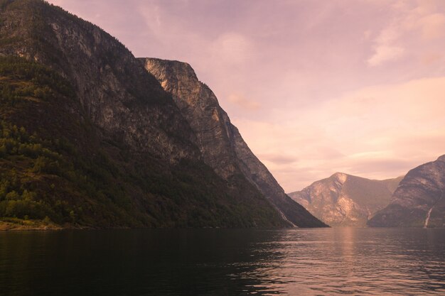 Aurlandsfjorden y Nærøyfjord, dos de los brazos más notables del Sognefjorden (Fjord of Dreams) en Noruega.