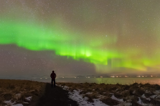 Foto aurora boreal acima das montanhas no norte da islândia no inverno