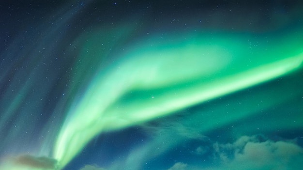 Aurora Boreal, aurora boreal coberta no céu noturno no Círculo Polar Ártico na Noruega