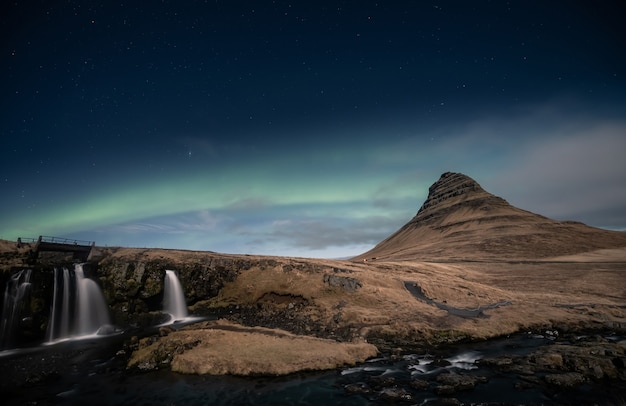 Aurora boreal, aurora boreal, sobre, cachoeira kirkjufell, em, islândia