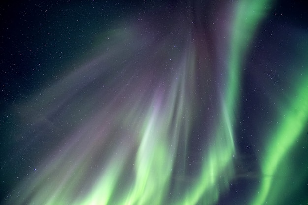 Aurora boreal, aurora borealis explosão no céu noturno