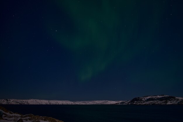 Aurora boreal en el campo silencioso antes del amanecer