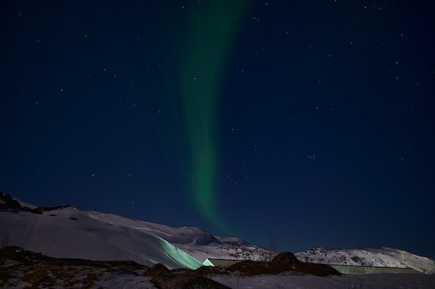 Aurora boreal en el campo silencioso antes del amanecer