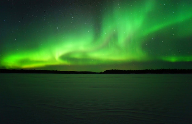 Aurora boreal. Círculo ártico noturno com luzes do norte