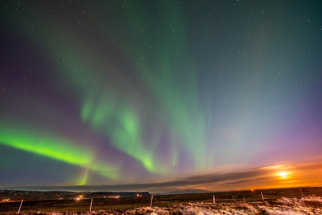 Aurora Boreal conhecida como aurora boreal sobre o céu noturno na região de alta latitude na Islândia