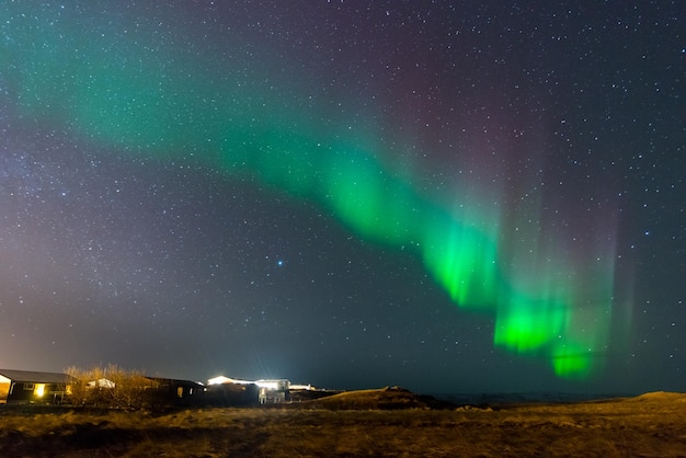 Aurora Boreal conhecida como aurora boreal sobre o céu noturno na região de alta latitude na Islândia