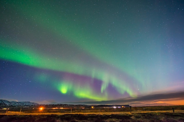 Aurora Boreal conocida como aurora boreal sobre el cielo nocturno en la región de alta latitud en Islandia