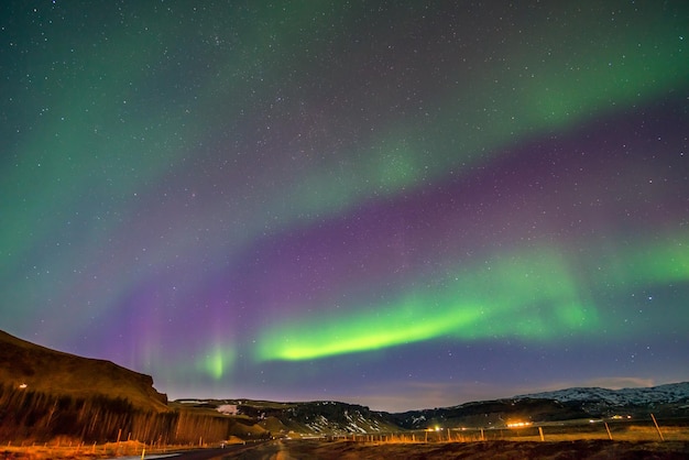 Aurora Boreal conocida como aurora boreal sobre el cielo nocturno en la región de alta latitud en Islandia