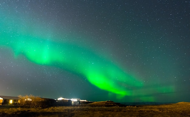 Aurora Boreal conocida como aurora boreal sobre el cielo nocturno en la región de alta latitud en Islandia