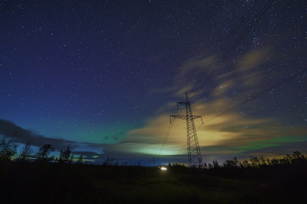 Aurora boreal después del atardecer en el norte de Rusia.