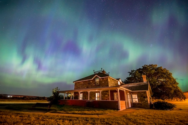 Aurora Boreal en forma de corazón sobre la histórica Goodwin House en Saskatchewan, Canadá